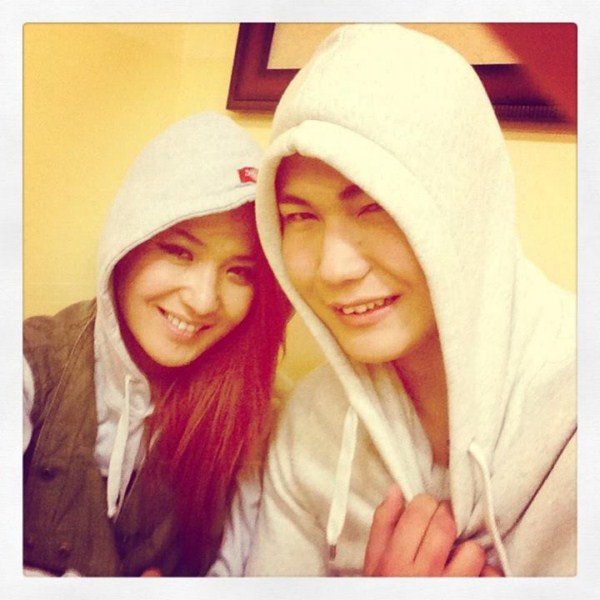 Дуучин Акбота найз залуудаа таалагдахын тулд эмэгтэйлэг байхаар шийджээ